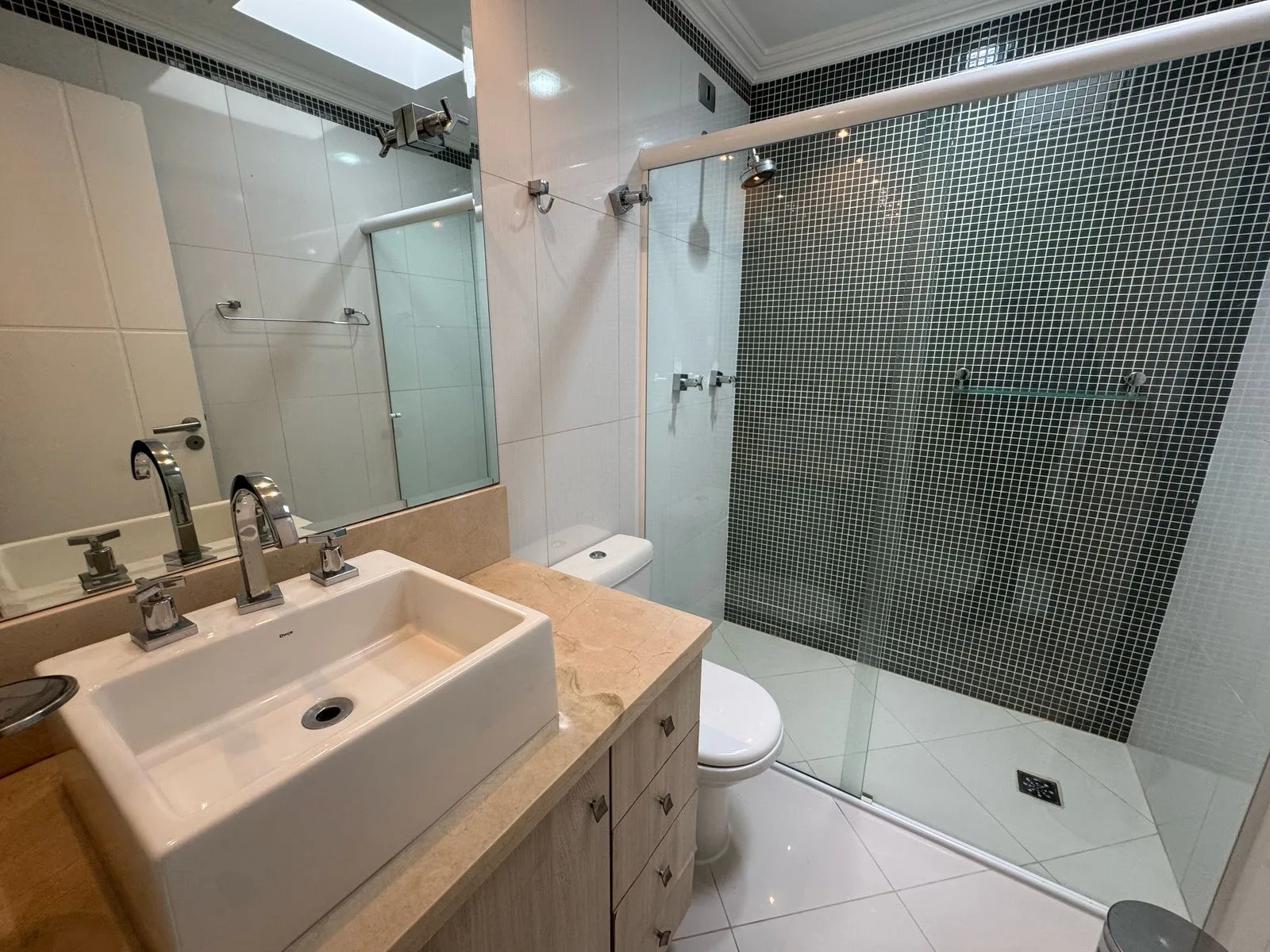 Banheiro com box em mosaico preto