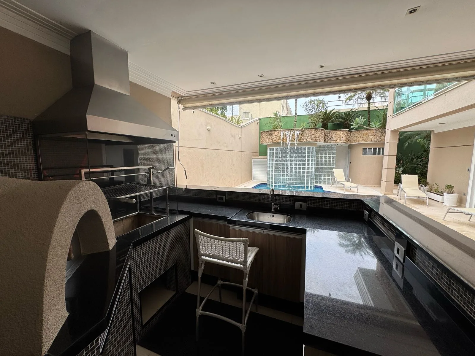 Área gourmet com churrasqueira e forno de pizza