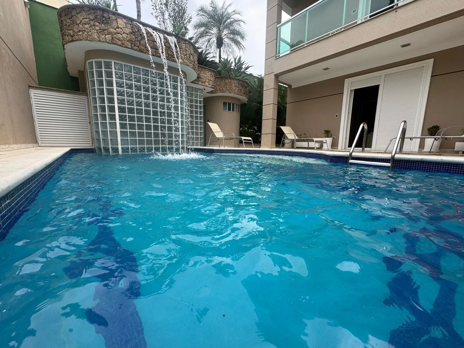 Piscina com cascata da Casa Enseada, Guarujá
